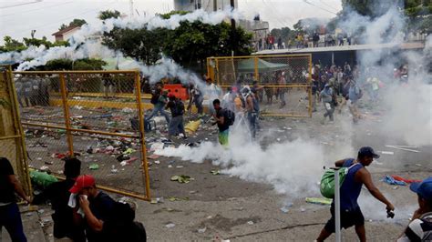 Fotos Migrantes Rompen Valla Entre Guatemala Y M Xico Y Se Enfrentan