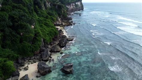 Review Menarik Pantai Suluban Wisata Alam Eksotis Di Bali