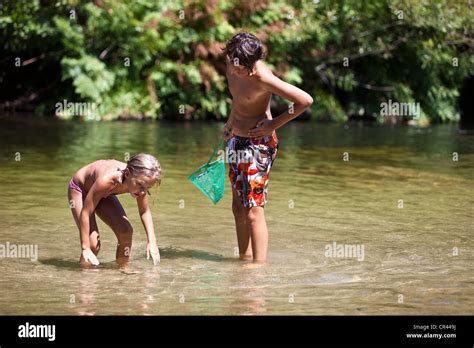 France Corse du Sud les enfants jouant dans la rivière au pont Spin a