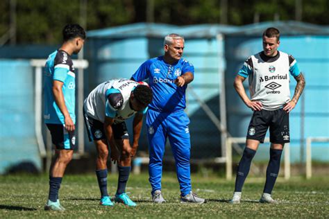 Fabiano Daitx comanda treino técnico tático no CFT Hélio Dourado