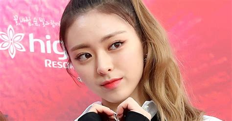 [오마이포토] Itzy 유나 추위 녹이는 하트