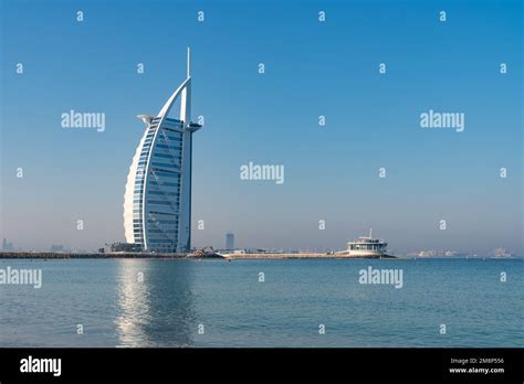 Dubai sailing hotel Stock Photo - Alamy