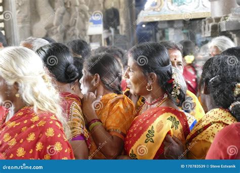 Mujeres Peregrinas Usan Sari Rojo En Maha Mandapa Imagen De Archivo