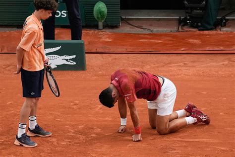 Tenis Djokovic y su lesión lo colocan en riesgo para darse de baja de