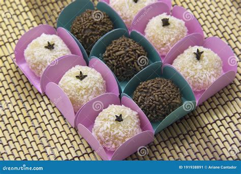 Brigadeiro Doce Tradicional Brasileiro E Beijinho Imagem De Stock