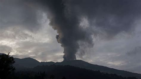 Por Erupci N De Volc N Indonesia Evac A A Miles De Personas