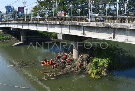 Sampah Di Sungai Madiun Antara Foto