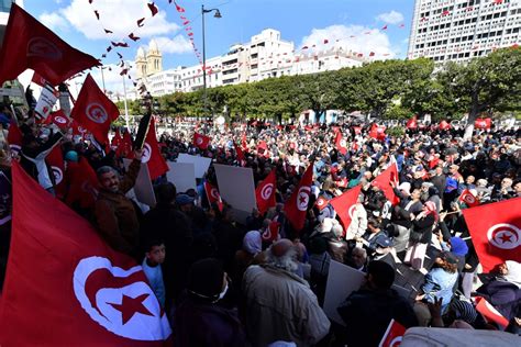 Tunisie Des centaines dopposants protestent contre le président