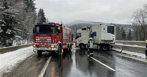 Glatte Fahrbahn S Dautobahn Feuerwehr R Ckte Zu Lkw Bergung Aus