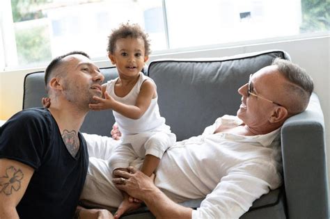 Depois de adotar bebê abandonado no hospital apresentador gay quer