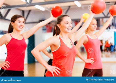 Grupo De Personas Que Se Resuelve Con Las Bolas De La Estabilidad Foto