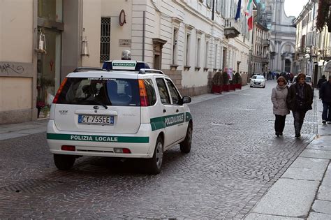 Getta Un Involucro Mentre Tenta Di Sfuggire Ai Vigili