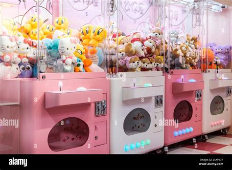 Soft toy vending machine hi-res stock photography and images - Alamy