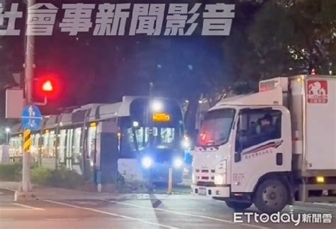 [新聞] 超離譜！小貨車停在輕軌軌道上 遭狂按喇叭還不動警方要罰了 Fw板 Disp Bbs