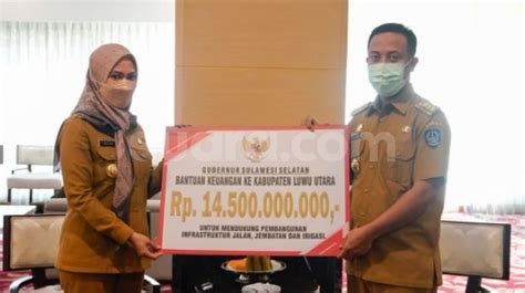 Gubernur Andi Sudirman Serahkan Bantuan Keuangan Rp14 5 Miliar Untuk