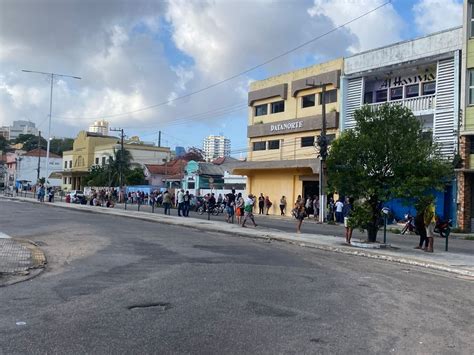 USUÁRIOS DORMEM NA RUA PARA CONSEGUIR ATENDIMENTO NO CADASTRO ÚNICO EM