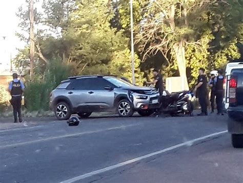 Fuerte Choque Entre Un Auto Y Una Moto En Ruta