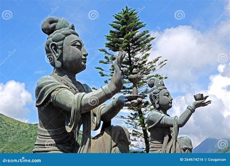 Estatuas De Diosas Chinas En El Monasterio Po Lin En La Isla De Hong