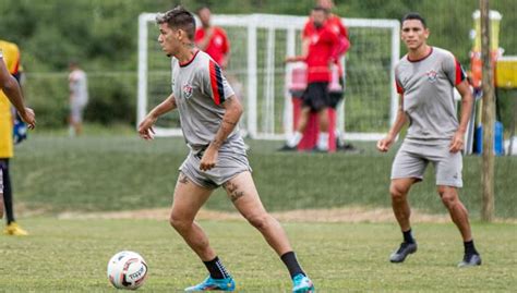 Burse começa a montar equipe do Vitória para enfrentar o Figueirense