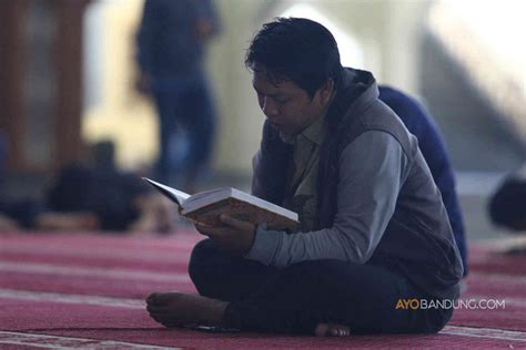 Tadarus Alquran Saat Ramadan Di Masjid Pusdai