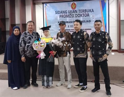 Selamat Dosen Fisip Unismuh Luwuk Ken Amasita Sukses Raih Gelar Doktor