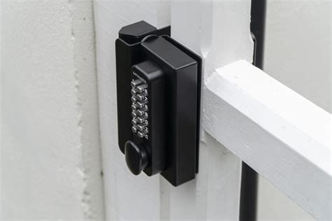 Gate locks with code or with key? Different lock types