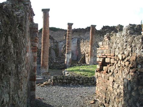 VI 13 9 Pompeii December 2004 Looking West Across Peristyle From