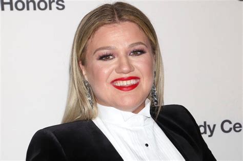 Kelly Clarkson Stuns With Cover Of Reba McEntire S