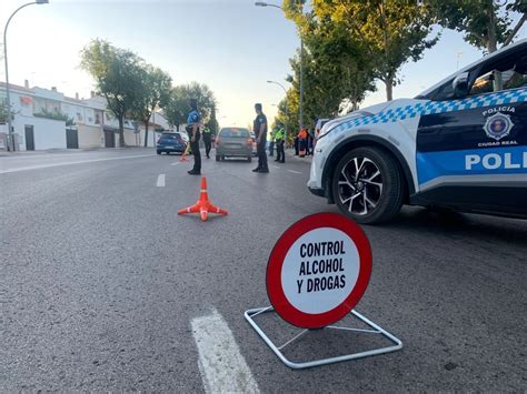 Un Conductor Ebrio Choca Contra Varios Coches Aparcados En La Avenida