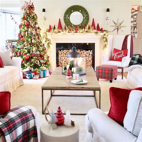 Traditional Christmas Living Room Via Memehillstudio Pretty Christmas