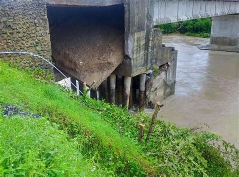 Terancam Ambruk Jembatan Kayu Gadang Sikabu Padang Pariaman Ditutup