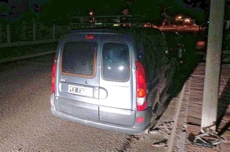 Le Robaron Una Cubierta Delantera De Un Coche Frente A La Casa Del