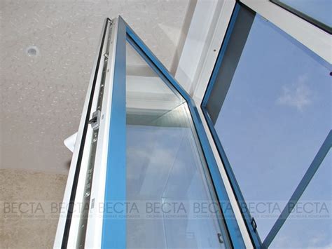 Открытая створка окна Рехау в ламинации RENOLIT Бриллиантово-синий ...