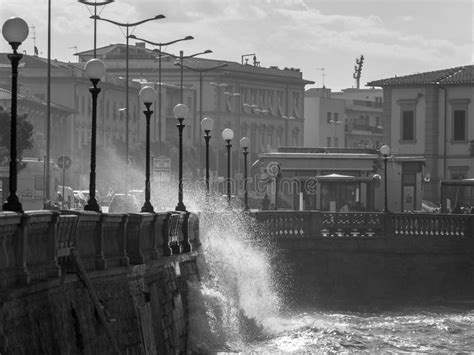 Ondas Del Mar Que Se Rompen Contra La Promenade De La Costa En Windy