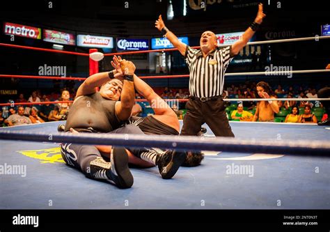 Los Luchadores Realizar En Un Evento De Lucha Libre En La Arena Coliseo