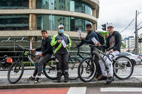 Ação educativa em Curitiba alerta ciclistas sobre proibição de circular