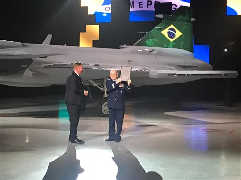 Gripen Brasileiro Comandante da FAB recebe a Permissão Especial de Voo