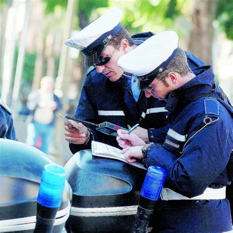 Ladro Seriale Di Tombini Arrestato A Palermo Li Estraeva Con Il