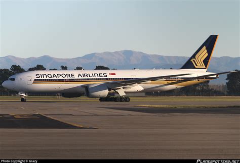 V Svn Singapore Airlines Boeing Er Photo By Grazy Id