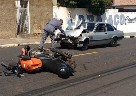 Mototaxista fica ferido após colisão carro em Araraquara veja