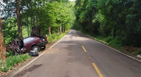 Jovem sofre graves ferimentos após bater carro em árvores a margem de