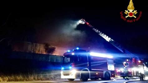 Potenza A Fuoco Materiale Plastico In Un Capannone Dell Area