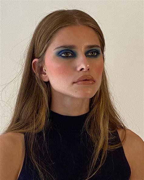 Bella Hadid inspired makeup look | Makeup looks, Blue eyeshadow, Blue ...