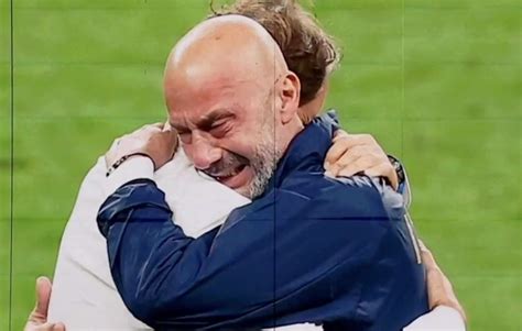 L Abbraccio Vialli Mancini A Wembley Erano Lacrime Piene Di Tante