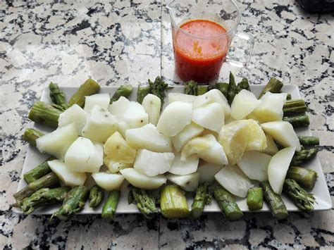 Ensalada De Patatas Y Esp Rragos Con Salsa De Pimiento Asado