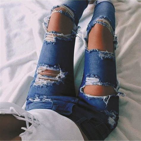 25 Ripped Jeans Outfits That Prove Denim Is Here to Stay