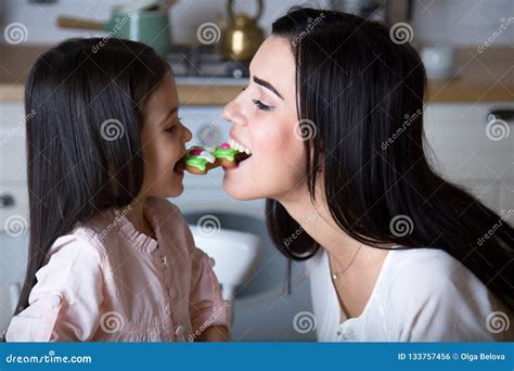 Dans La Cuisine La Maman Et La Fille Font Des Biscuits Cuire Au Four