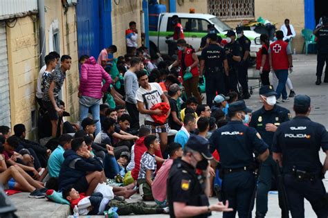 Migrantes Tentam Chegar A Ceuta Na Espanha Pelo Mar