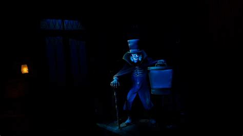 Hatbox Ghost Materializes At The Haunted Mansion At Walt Disney World