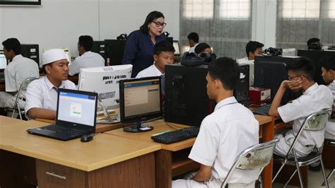 BPS Pengangguran Lulusan SMK Turun 2 49 Persen